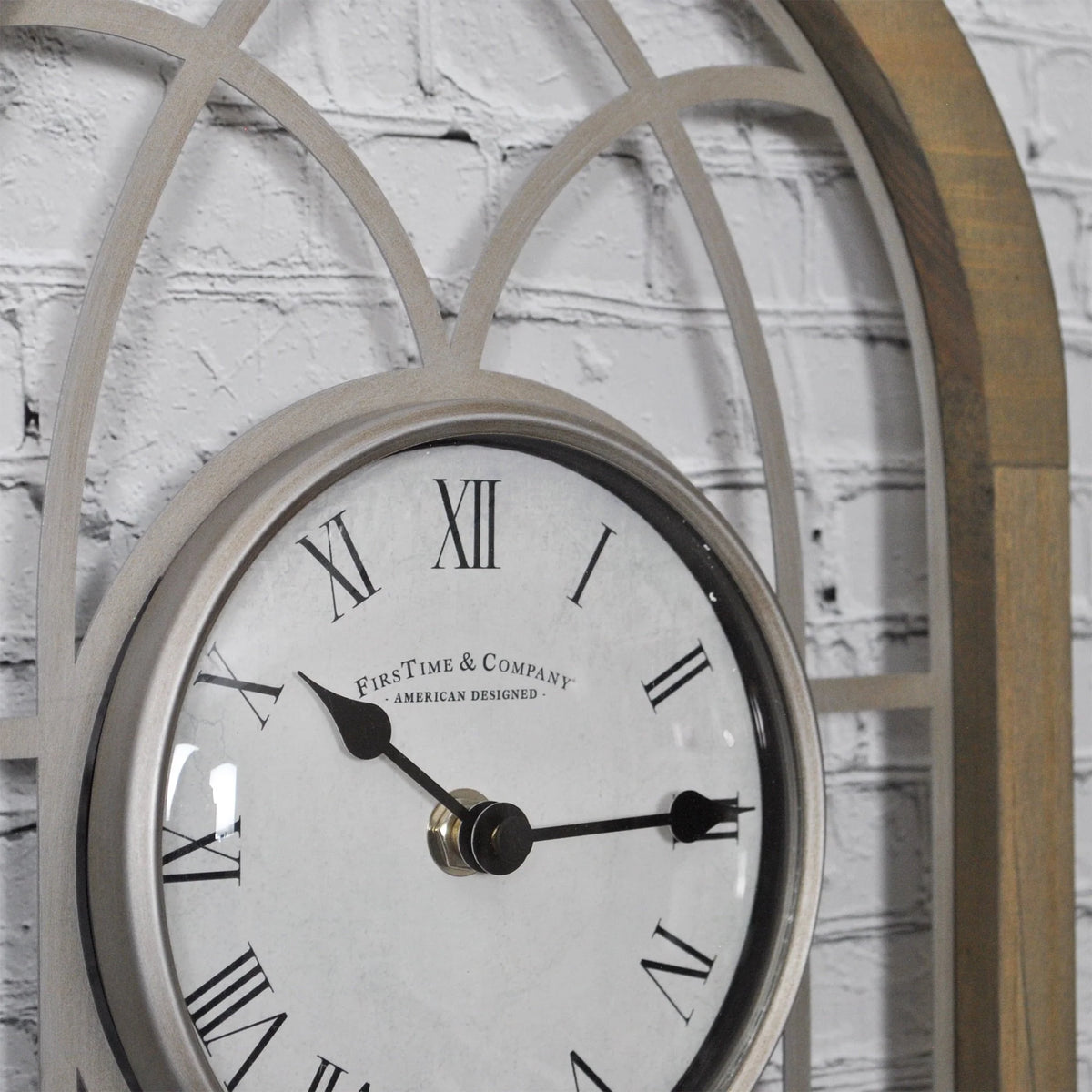 Horloge d'extérieur arche style ferme FirsTime & Co.(R) marron, style ferme, analogique, 10 x 2 x 20 po