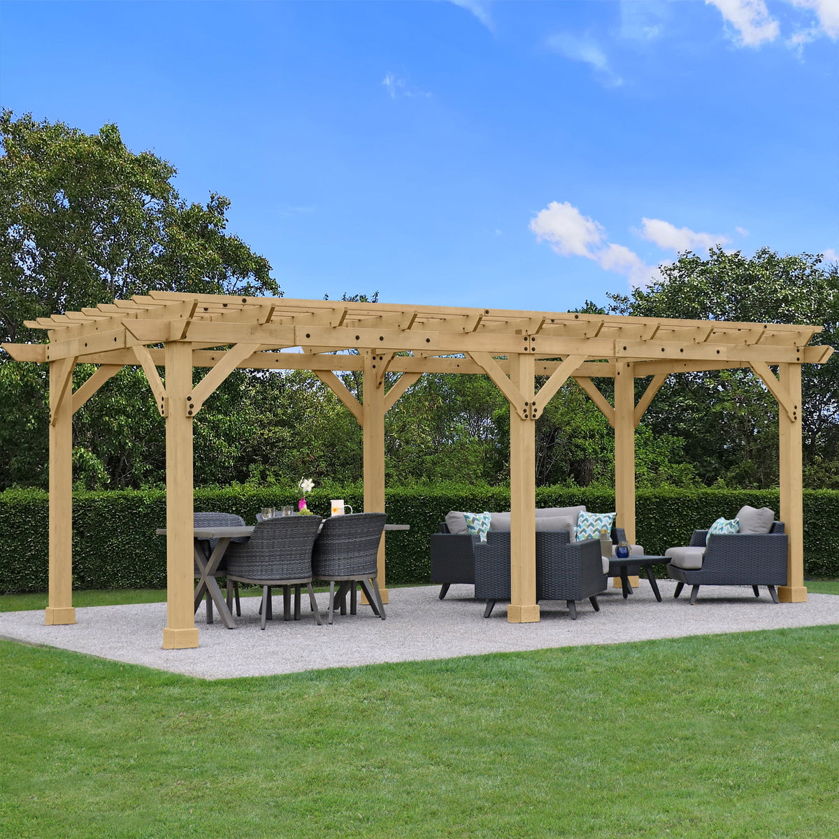 Pergola Yardistry Meridian 10 pi x 22 pi x 8 pi en cèdre naturel, design à niveaux multiples
