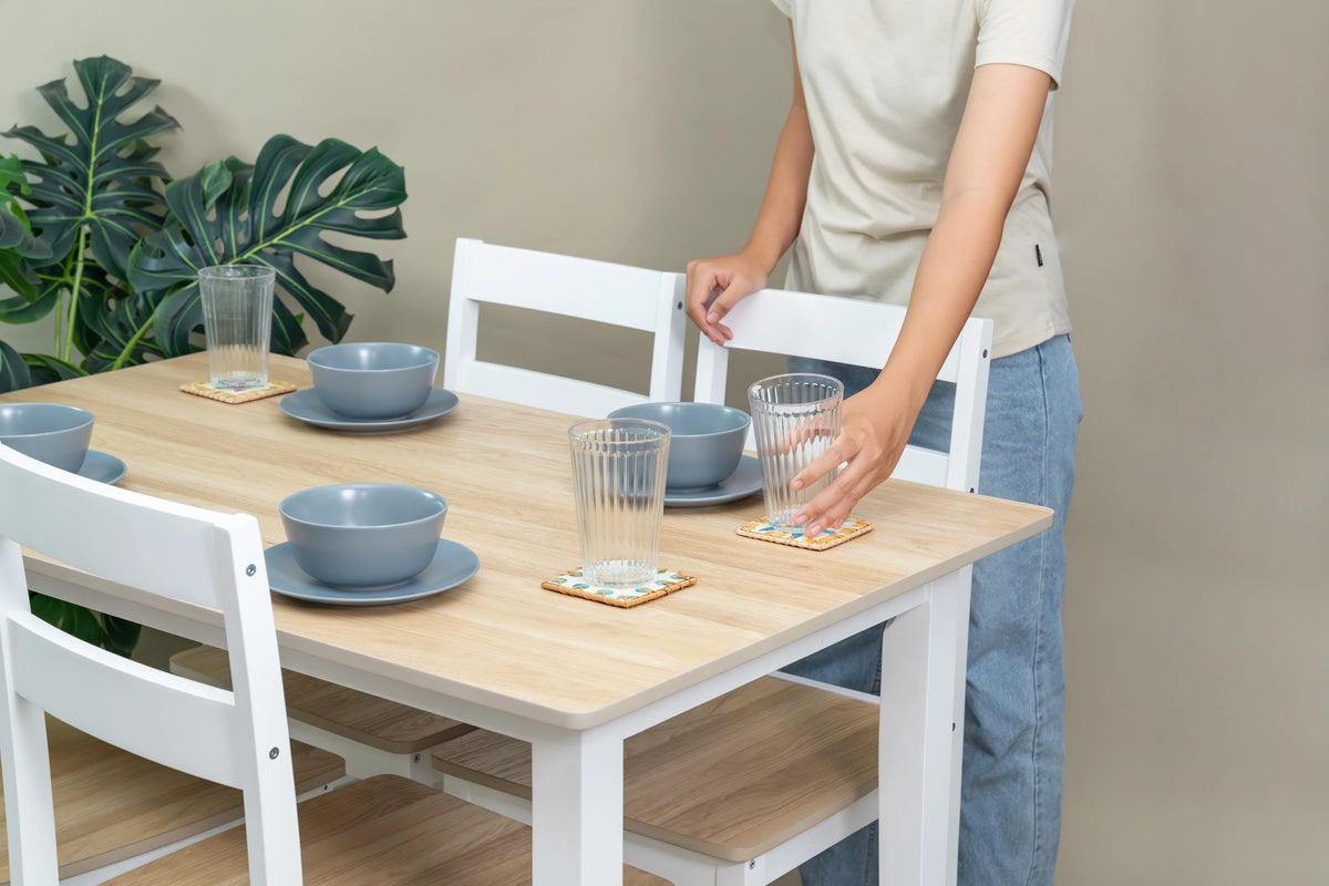 Ensemble de salle à manger 5 pièces Mainstays, 1 table et 4 chaises, blanc, MDF et bois d'hévéa, intérieur, table de 46 po L x 29 po l x 30 po H