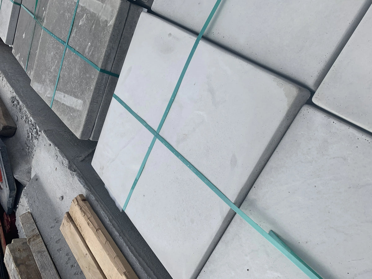 Dalle de patio en béton préfabriqué NuCast - Texture ardoise (ondulation douce) - 2 po x 24 po x 24 po - QTÉ 1
