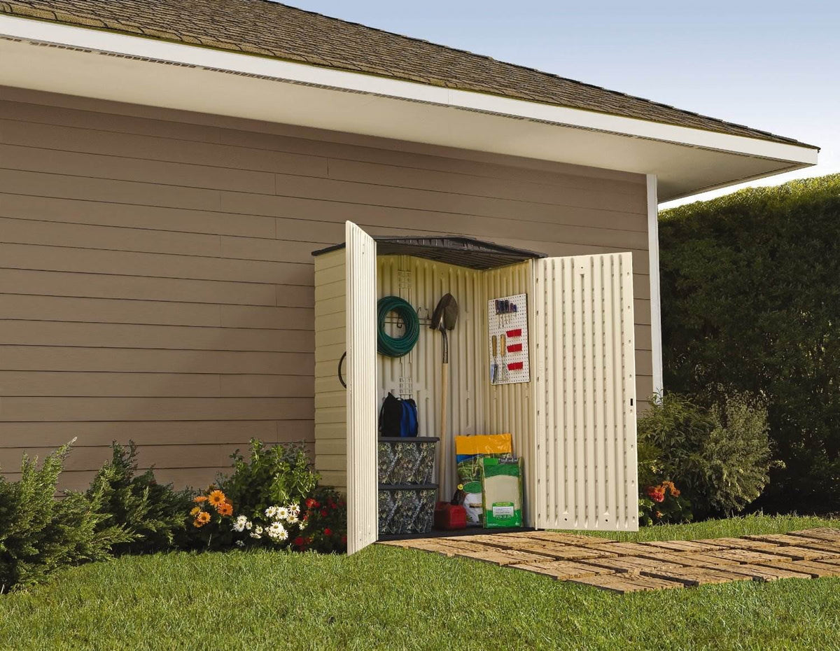 Abri de jardin vertical moyen Rubbermaid, résine, beige, 72 po H x 53,2 po L x 57 po L